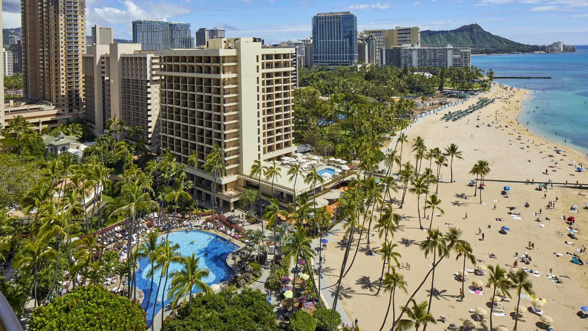 Rainbow tower hilton hawaiian village hi-res stock photography and