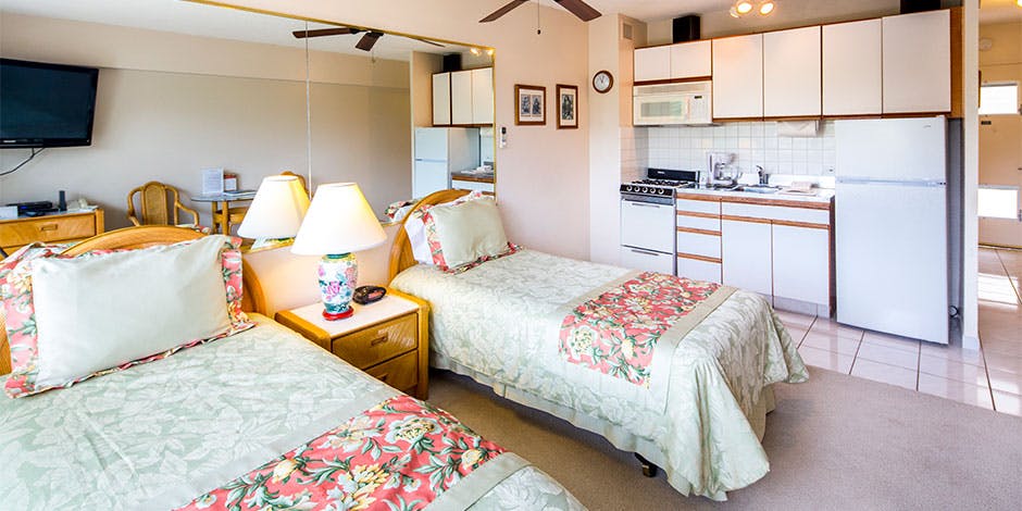 waikiki shore 940x470 03 studio park view bedroom with kitchen