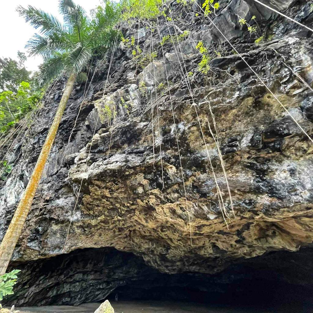 maniniholo dry cave entrance